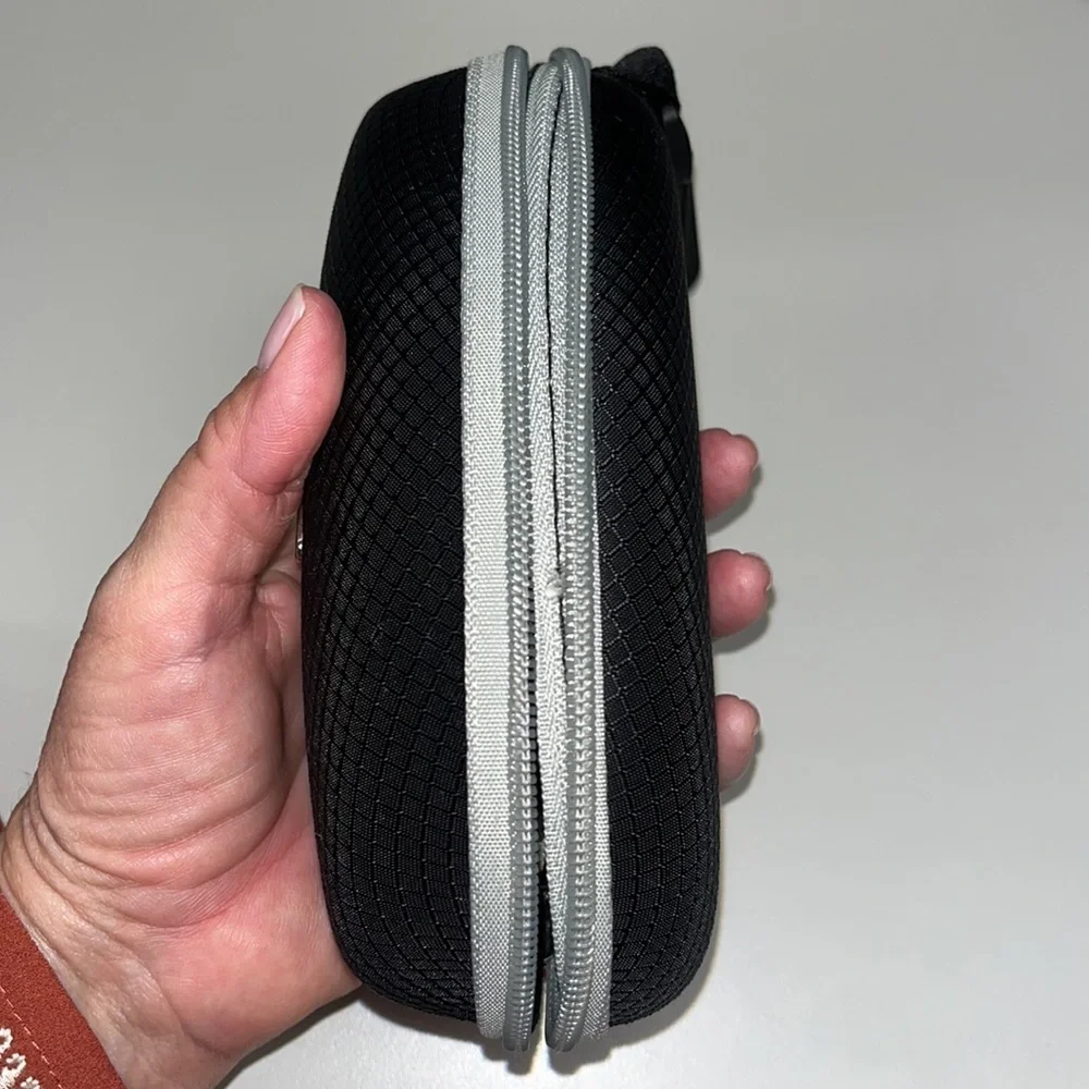 Torege mens Sunglass case with strap, like new